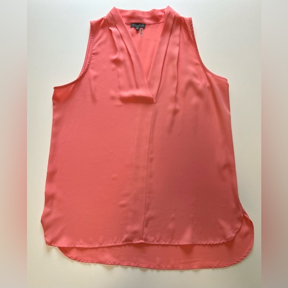 Vince Camuto V-Neck Sleeveless Blouse Size Medium - Picture 4 of 6